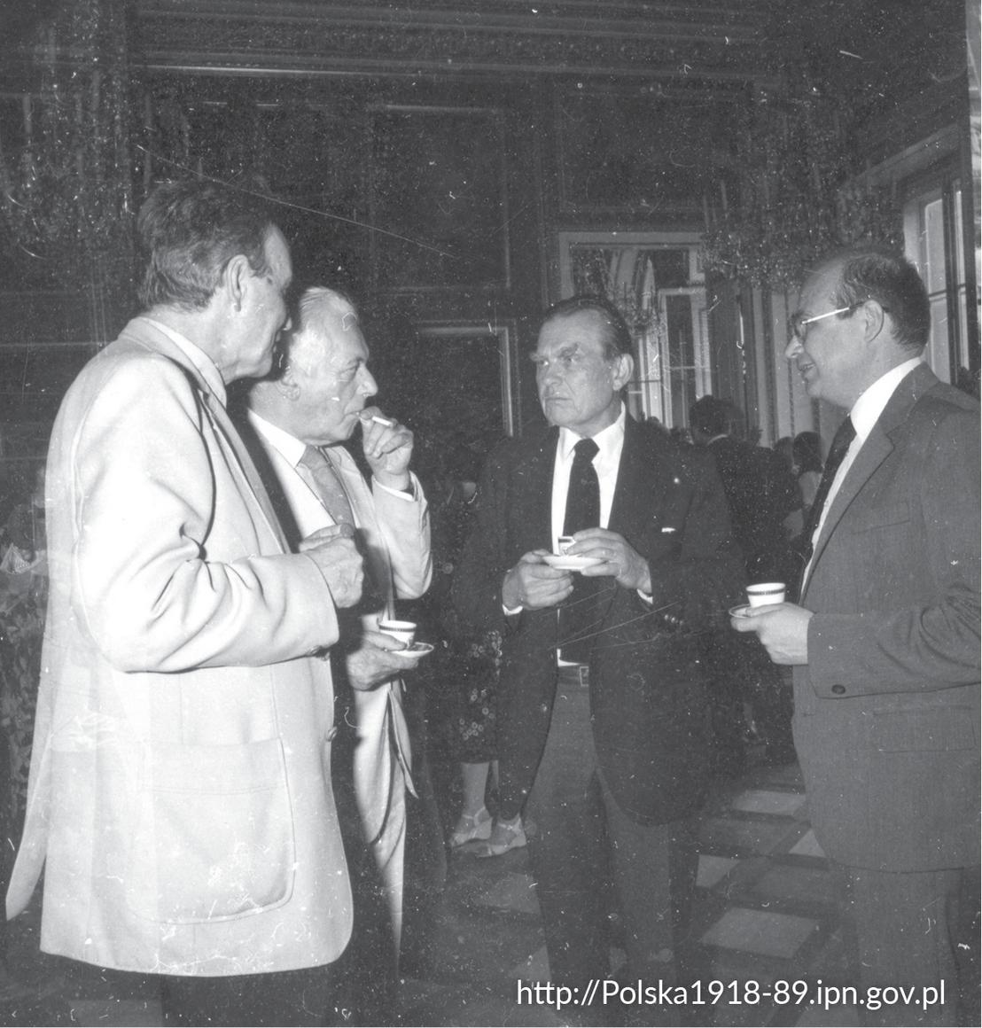  Czesław Miłosz (2P) oraz poeta i tłumacz literatury francuskiej Artur Międzyrzecki (2L) w czasie spotkania w Pałacu na Wyspie w Łazienkach Królewskich