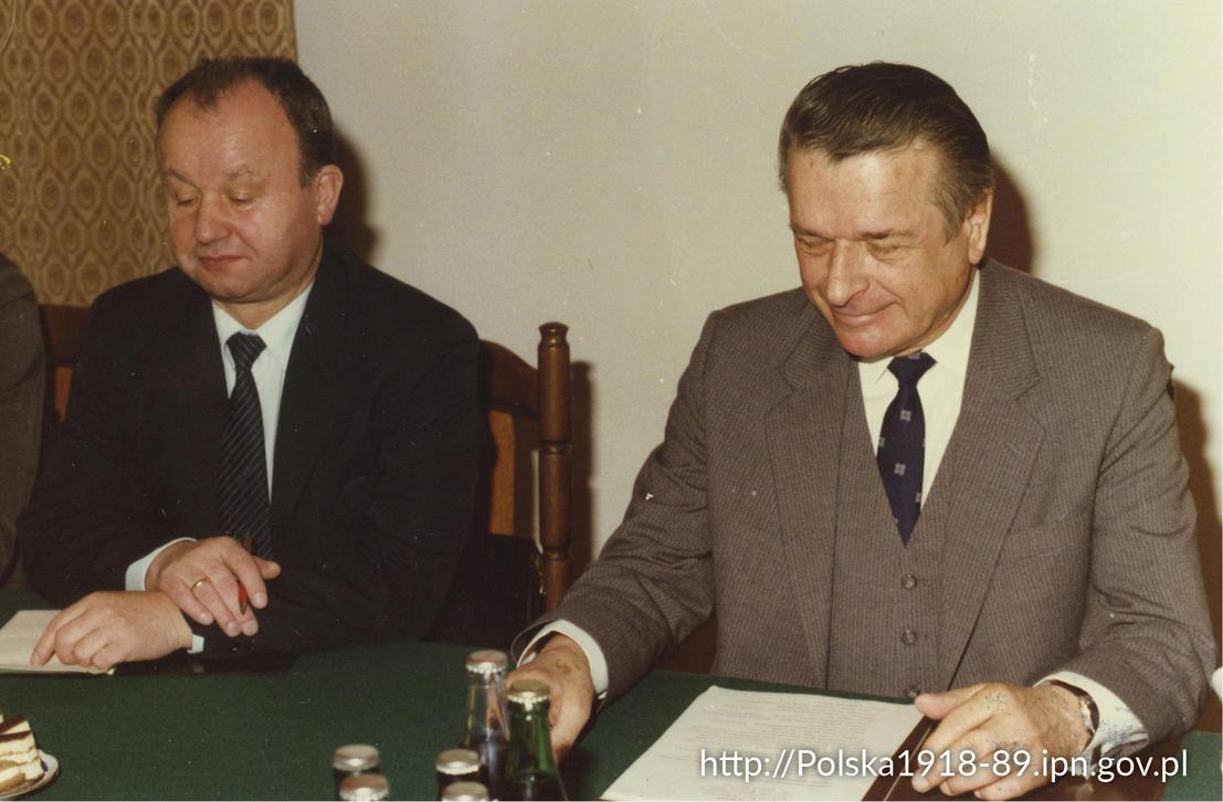 Minister spraw wewnętrznych PRL Czesław Kiszczak (P) oraz zastępca szefa ds. służby bezpieczeństwa Czesław Wiejak (L) podczas spotkania ze stroną węgierską