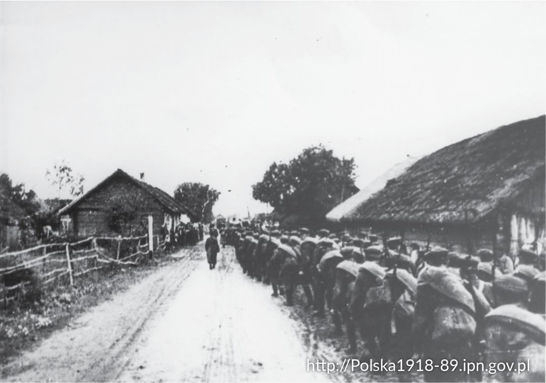  Oddział Armii Czerwonej przechodzący przez wieś w rejonie Mołodeczna