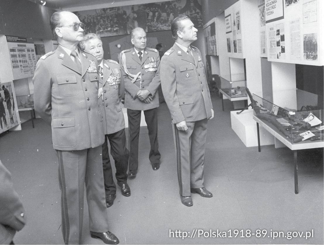 Generał armii Wojciech Jaruzelski (1L) i generał dywizji Czesław Kiszczak (1P) na wystawie.