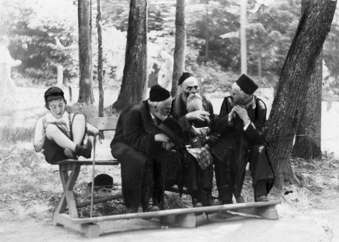 Grupa ortodoksyjnych Żydów z rodziny Rosenbaumów w Krynicy