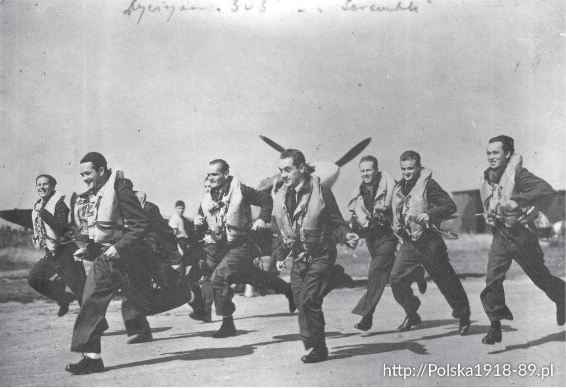 Grupa pilotów 303 Dywizjonu Myśliwskiego biegnących do samolotów 