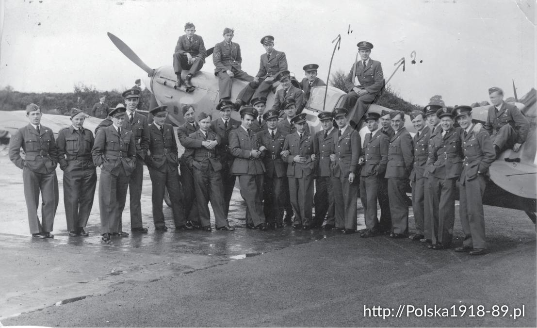 Grupa polskich pilotów zebranych wokół samolotu 