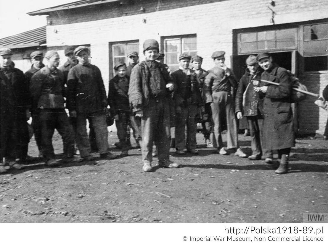 Grupa zwolnionych z łagrów polskich deportowanych w oczekiwaniu na rekrutację do Armii Polskiej (2)