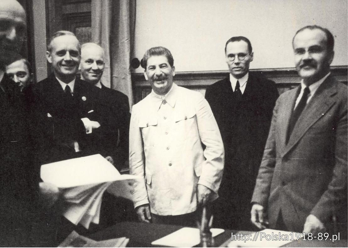 Józef Stalin z Joachimem von Ribbentropem (po lewej) i Wiaczesławem Mołotowem (po prawej). Zdjęcie pochodzi z NARA College Park. 