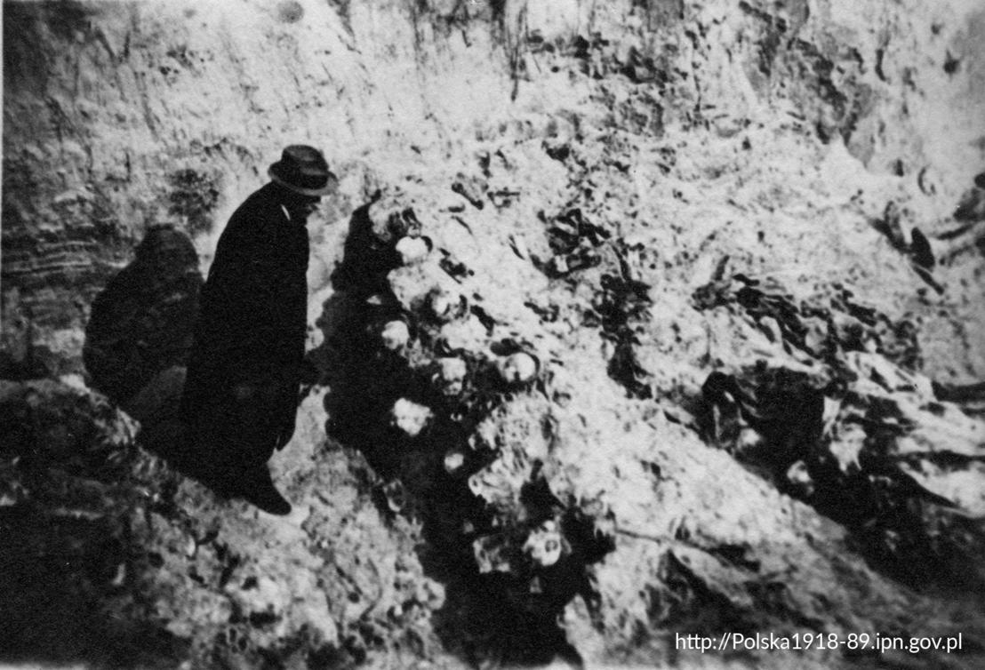 Katyń, 16 kwietnia 1943 r. Kazimierz Skarżyński, sekretarz Zarządu Głównego PCK, ogląda zwłoki wydobyte z mogił.