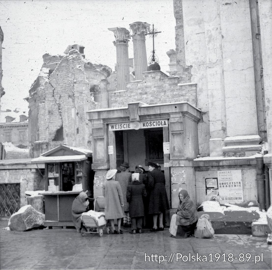 Kościół św. Aleksandra na placu Trzech Krzyży w Warszawie w 1946 roku (3)