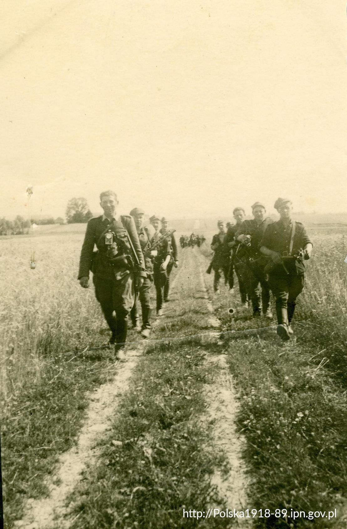 Lipiec 1945 r, żołnierze 5. Brygady Wileńskiej podczas marszu.
