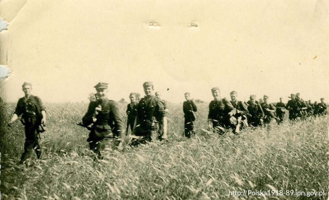 Lipiec 1945 r. Grupa żołnierzy 1 szwadronu V Wileńskiej Brygady AK podczas marszu.