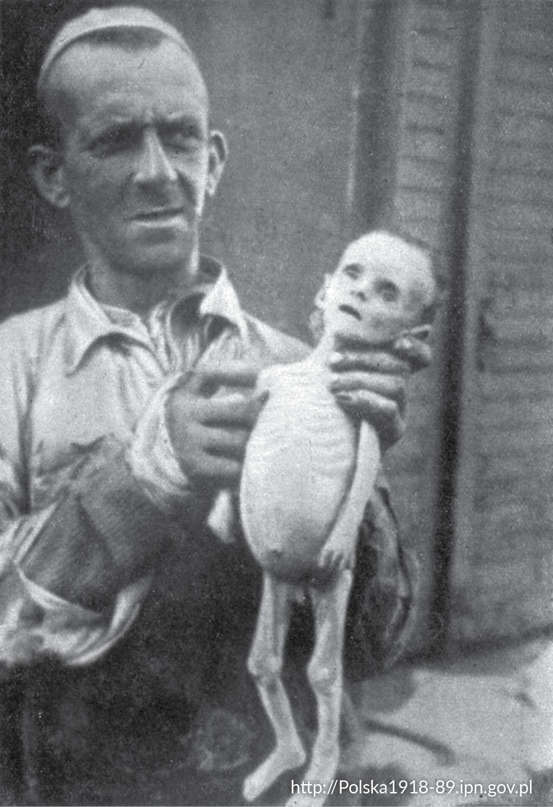 Mężczyzna z ciałem dziecka zmarłego z głodu w warszawskim getcie