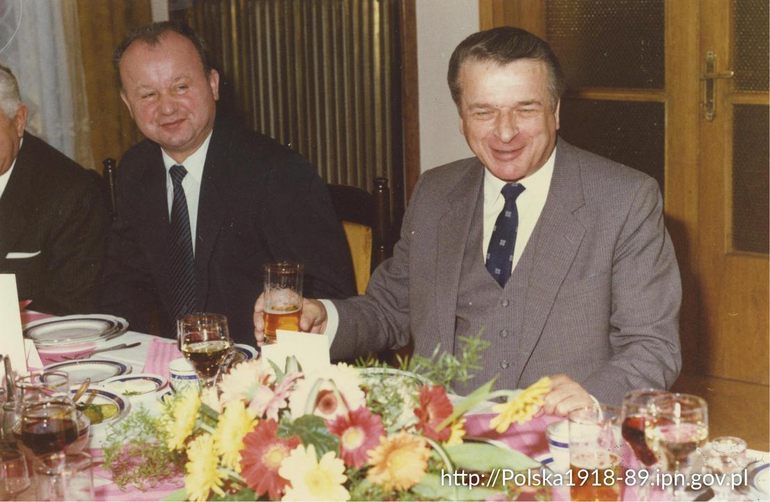 Minister spraw wewnętrznych PRL Czesław Kiszczak (P) oraz zastępca szefa ds. służby bezpieczeństwa Czesław Wiejak (L)