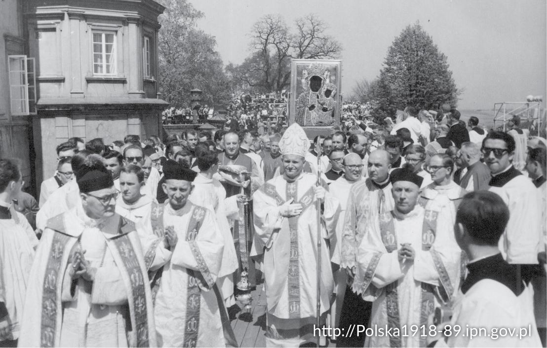 Obchody Milenium Chrztu Polski w Częstochowie. Arcybiskup Karol Wojtyła w czasie procesji z obrazem Matki Boskiej Częstochowskiej 