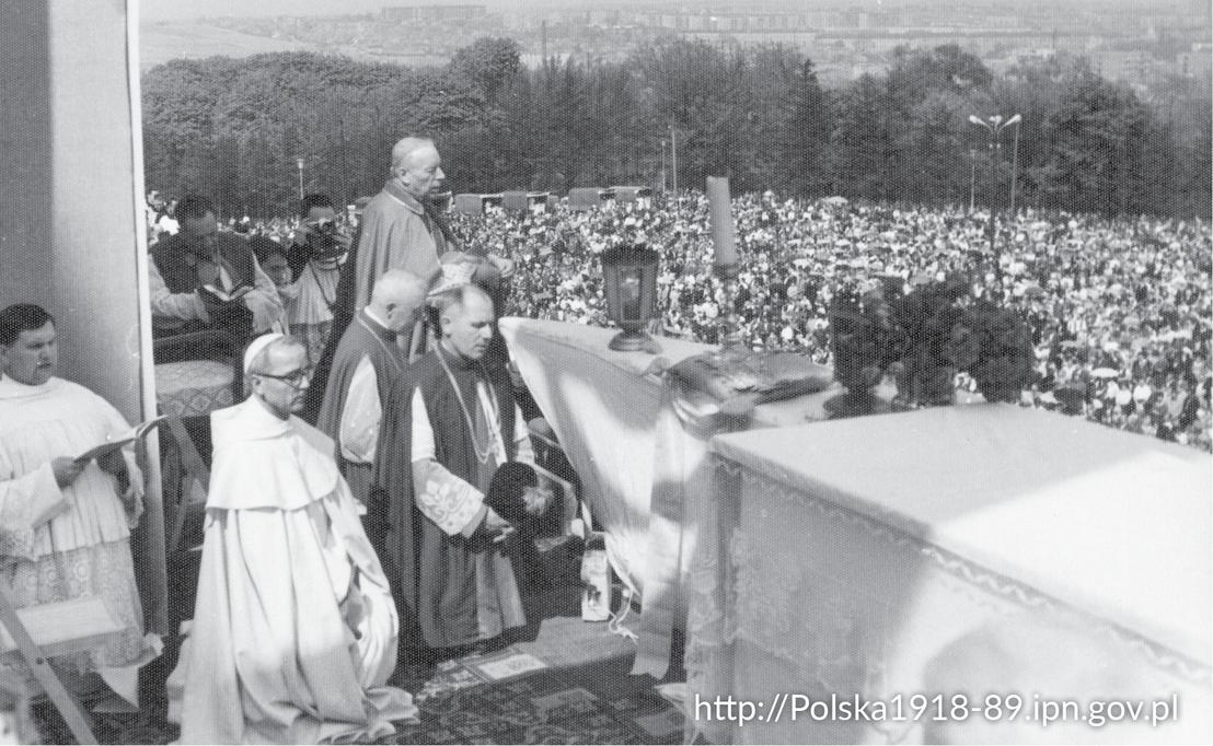 Obchody Milenium Chrztu Polski w Częstochowie. Prymas Stefan Wyszyński w otoczeniu księży