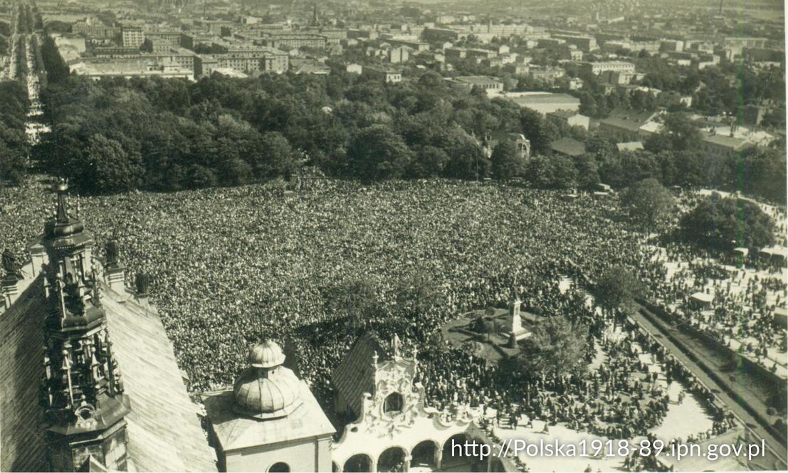Obchody Milenium Chrztu Polski w Częstochowie. Tłumy wiernych na błoniach klasztoru