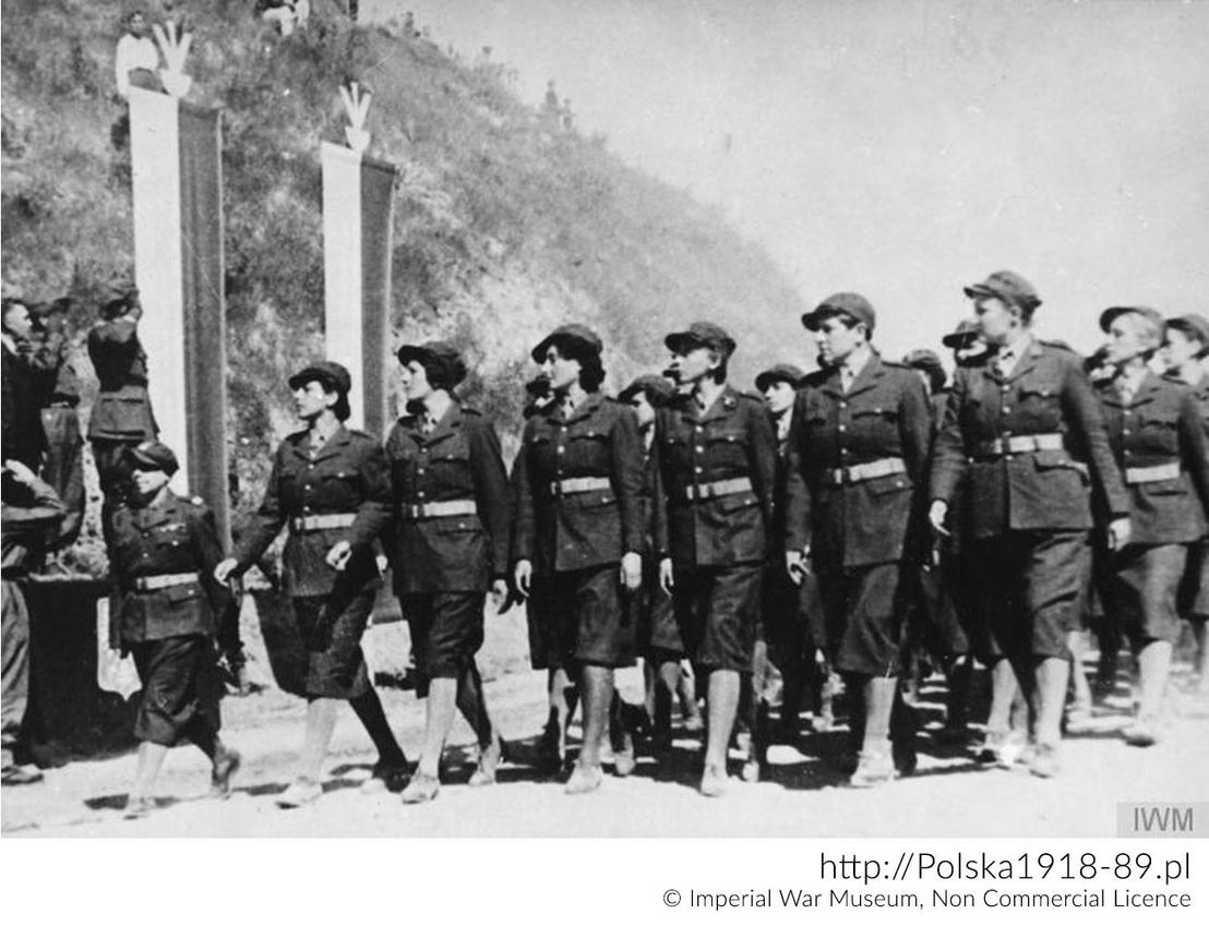Oddział Pomocniczej Służby Kobiet na defiladzie z okazji święta Konstytucji 3 Maja. 1942 r. 