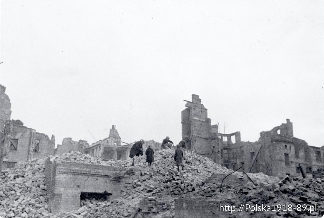 Odgruzowywanie Warszawy w 1946 roku.