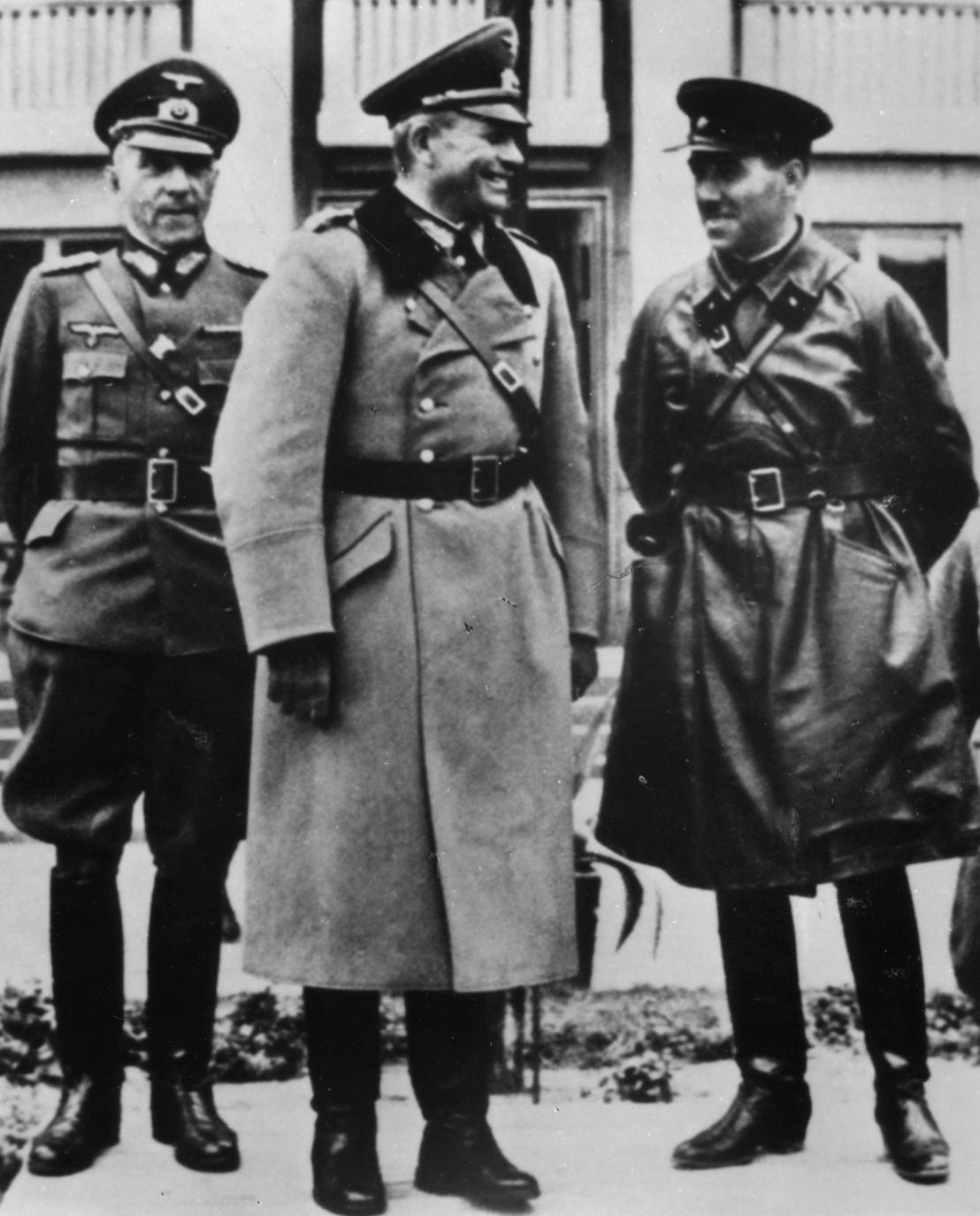 Oficerowie niemieccy i sowieccy odbierają wspólną defiladę w Brześciu.
