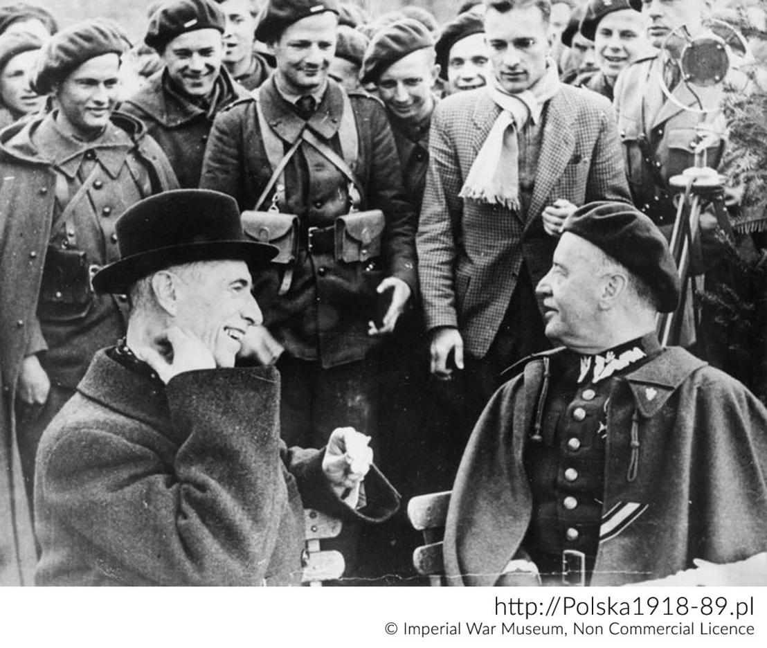 Prezydent Władysław Raczkiewicz i Wódz Naczelny gen. Władysław Sikorski wśród żołnierzy Samodzielnej Brygady strzelców Podhalańskich przez ich wyjazdem na front, 15 kwietnia 1940 r.