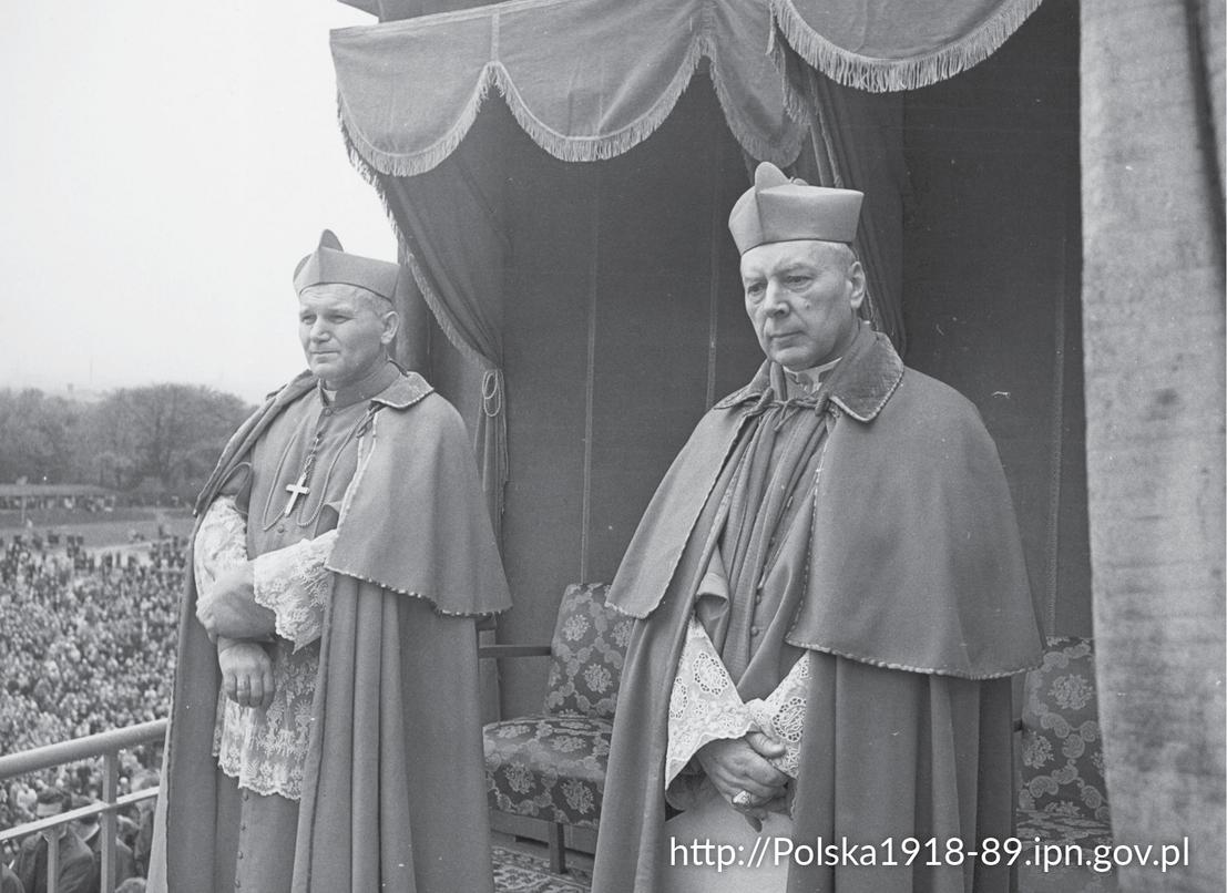 Prymas Stefan Wyszyński i arcybiskup Karol Wojtyła w czasie mszy  na murach Jasnej Góry