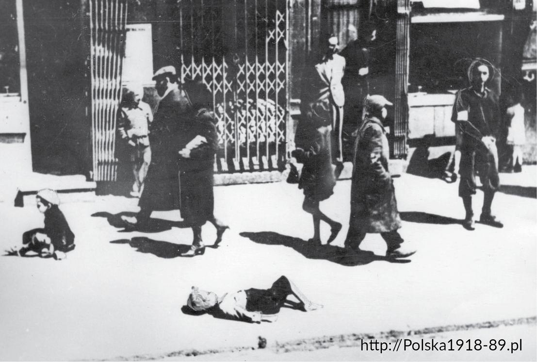 Przechodnie mijają ciała leżące na ulicach getta