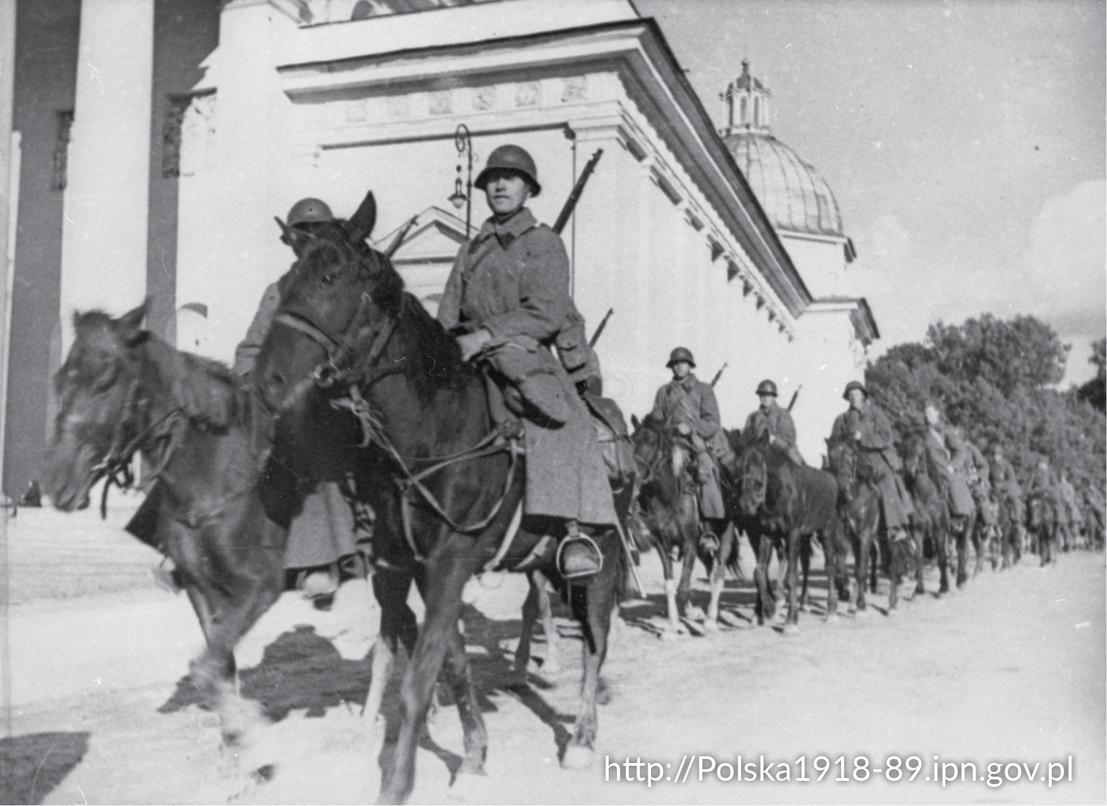 Przejazd sowieckiej kawalerii placem Katedralnym w Wilnie