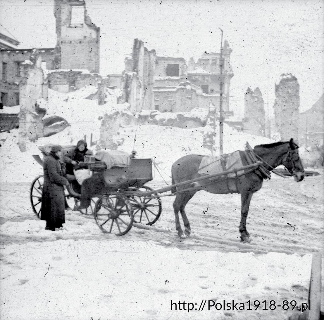 Scena uliczna z Warszawy z 1946 roku.