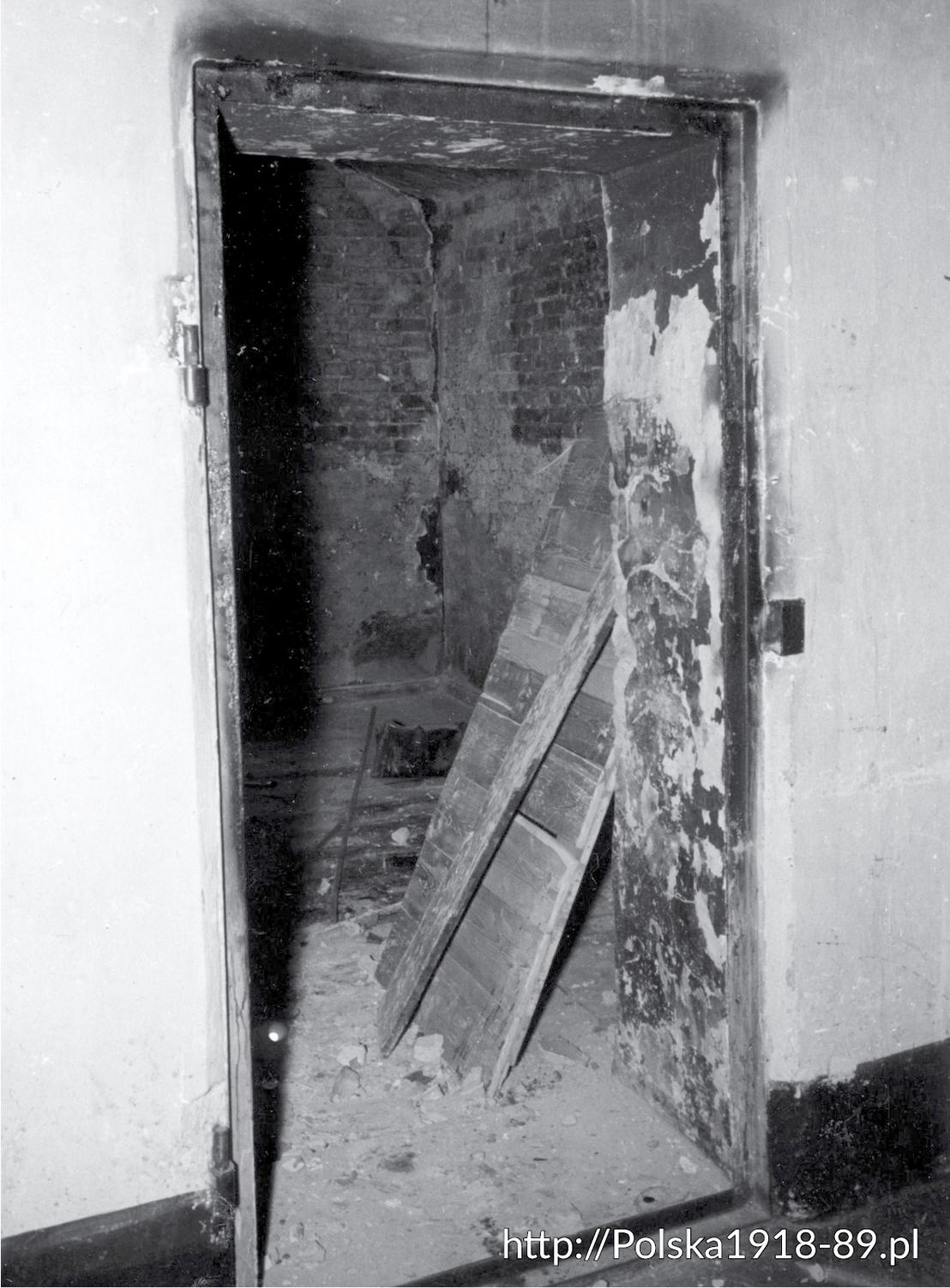 Uszkodzone drzwi w Centralnym Więzieniu przy ul. Młyńskiej w Poznaniu.