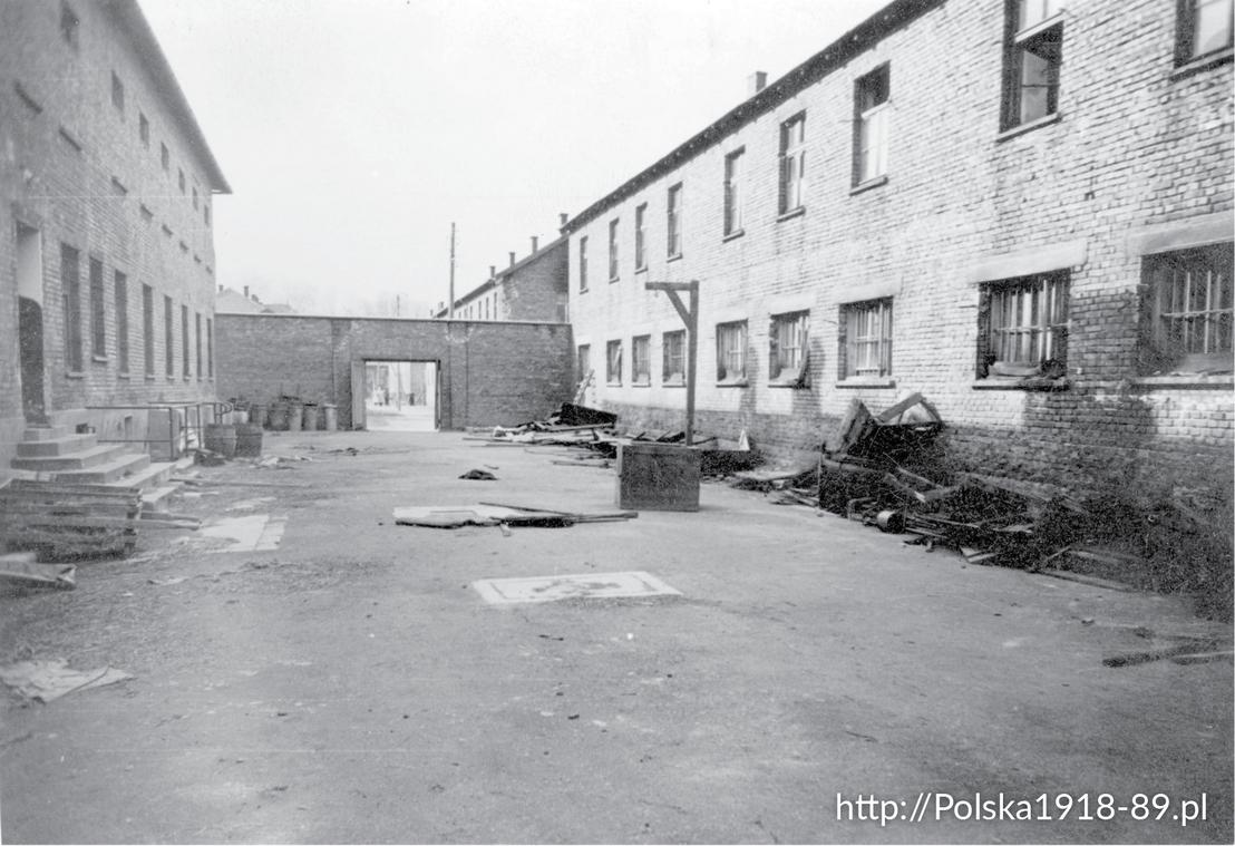 Widok na podwórze bloku 11 KL Auschwitz