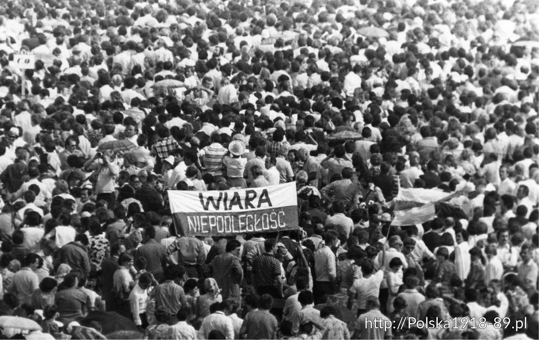 Wierni oczekujący na Jana Pawła II w Krakowie, 6 czerwca 1979 r.