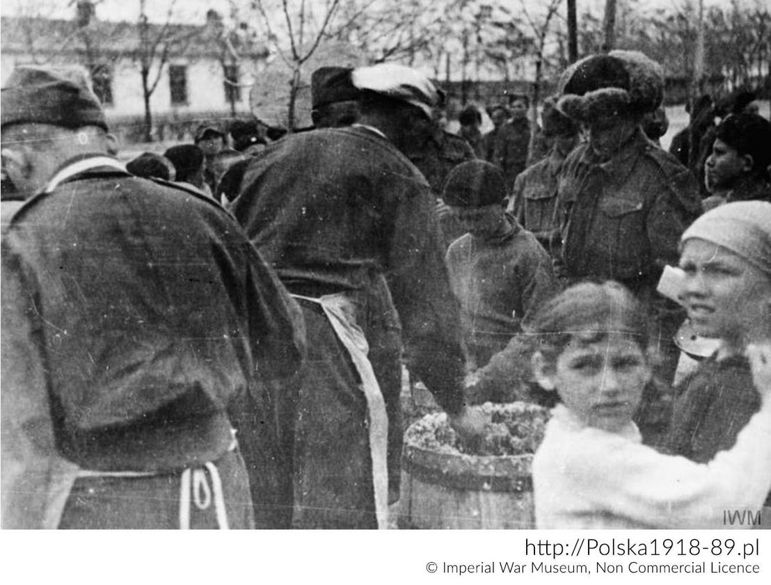 Wydawanie posiłków żołnierzom i dzieciom. Obóz Armii Polskiej w ZSRS, Buzułuk (?), 1941 r.