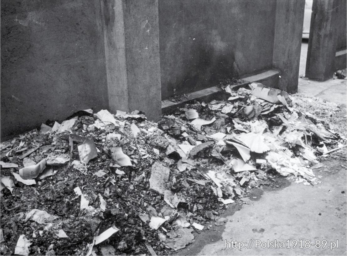 Zniszczone i częściowo spalone dokumenty z Wojewódzkiego Urzędu ds. Bezpieczeństwa Publicznego