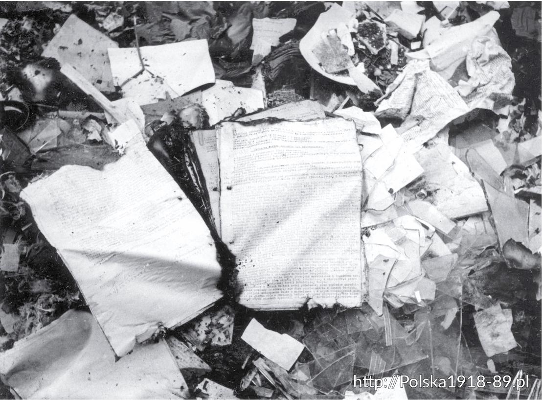 Zniszczone i częściowo spalone dokumenty z Wojewódzkiego Urzędu ds. Bezpieczeństwa Publicznego (2)