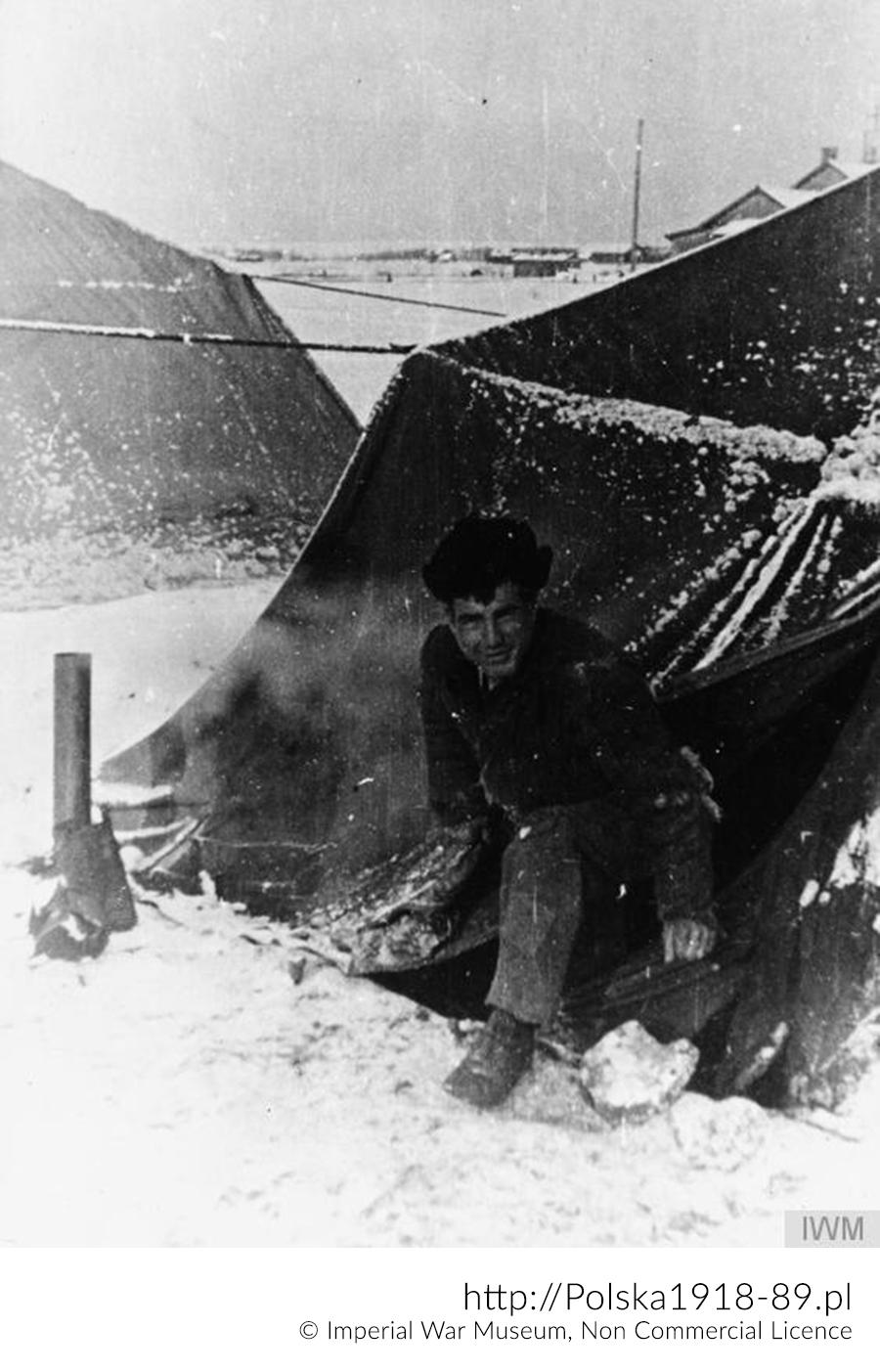 Żołnierz wychodzący z namiotu w obozie w Buzułuku, grudzień 1941 r.