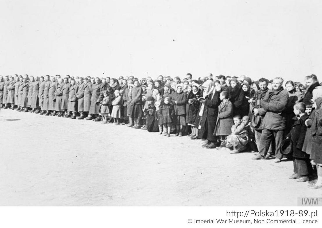 Żołnierze i cywile uczestniczący we Mszy Św. w obozie Armii Polskiej w Dżalalabadzie (?), 1942 r.