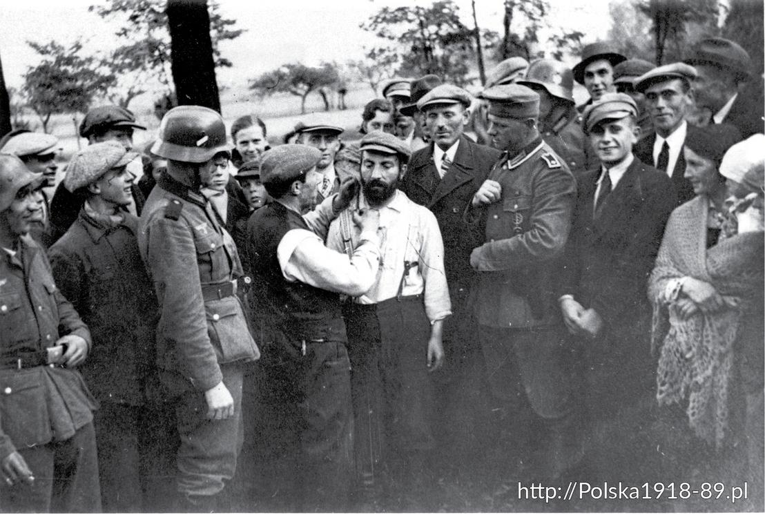Żołnierze niemieccy prześladujący ortodoksyjnego Żyda